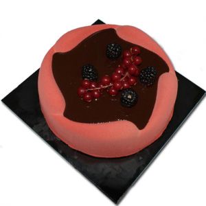 Κρέμα από κόκκινα φρούτα, μους σοκολάτας, τραγανή σοκολάτα αρωματισμένη με κανέλα & αφράτο κέικ